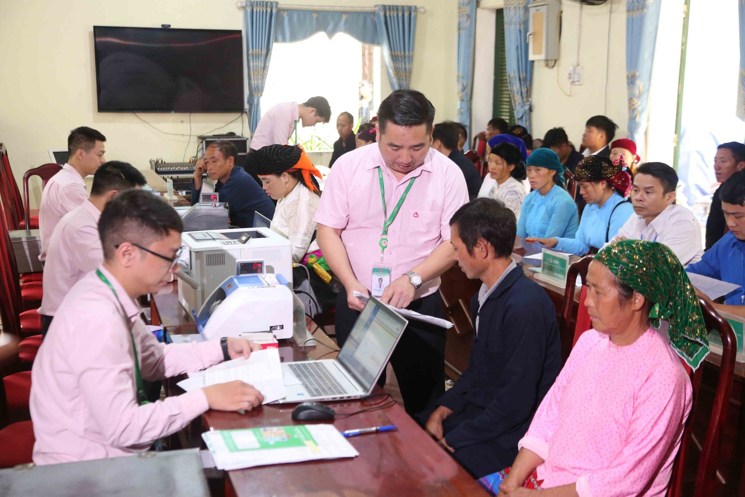 Đồng bào ở Mèo Vạc nói riêng, Hà Giang nói chung luôn được cán bộ Ngân hàng Chính sách xã hội đồng hành, động viên làm kinh tế, thoát nghèo. Ảnh: Đức Kiên