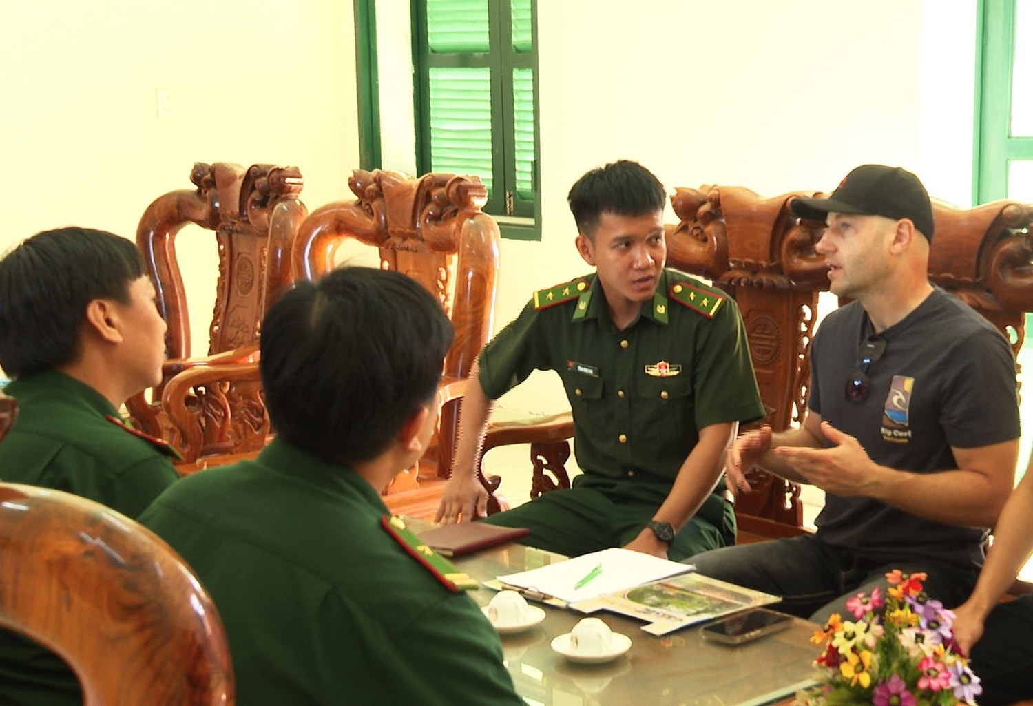 Du khách Alexander trò chuyện, cảm ơn cán bộ, chiến sĩ đồn Biên phòng Mũi Né vì sự giúp đỡ