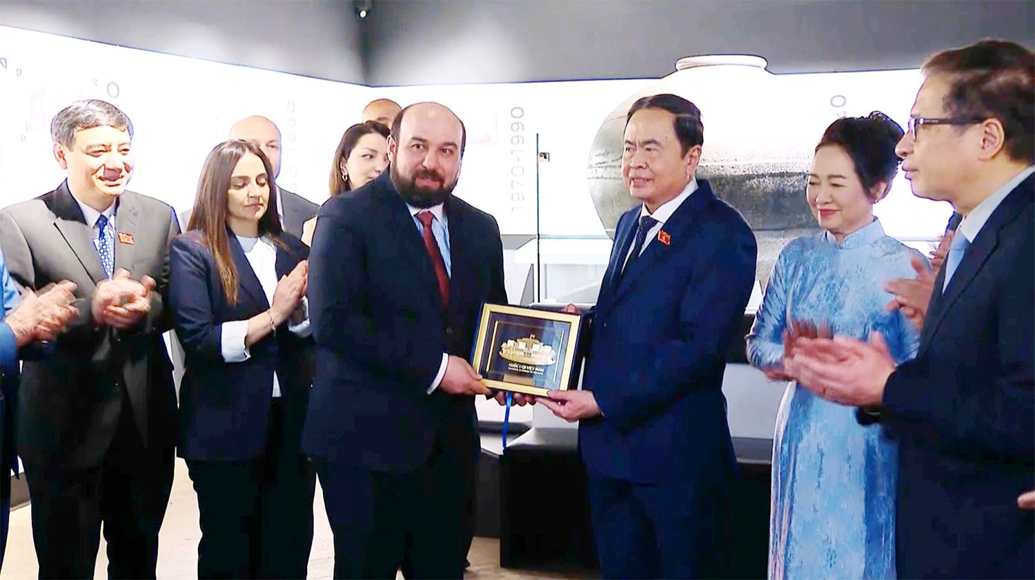 Chủ tịch Quốc hội Trần Thanh Mẫn tặng quà lưu niệm cho Bảo tàng Lịch sử Quốc gia Armenia