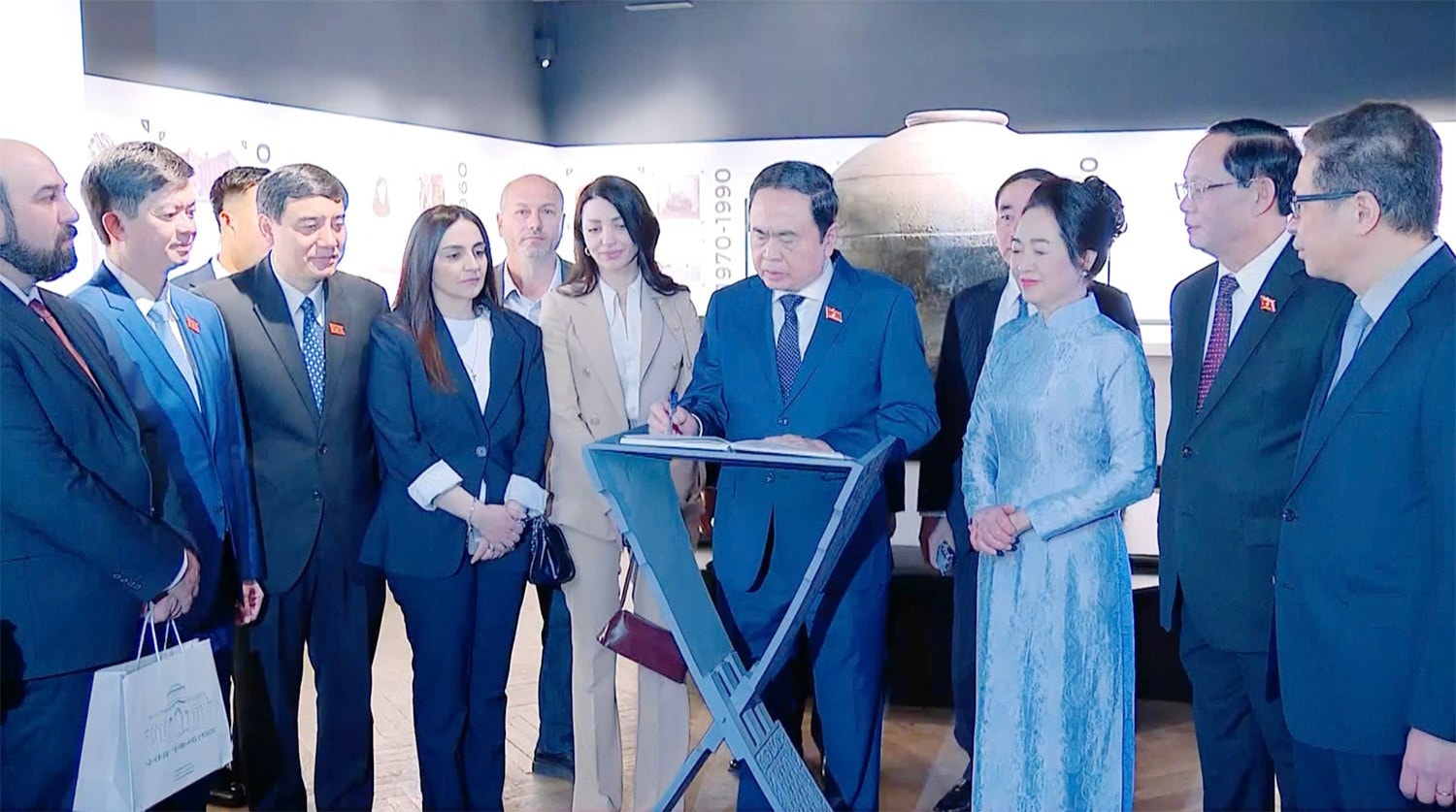 Chủ tịch Quốc hội Trần Thanh Mẫn ghi sổ vàng lưu niệm tại Bảo tàng Lịch sử Quốc gia Armenia