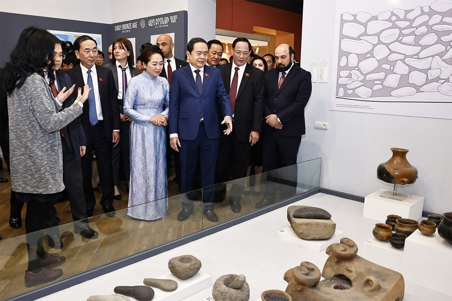 Chủ tịch Quốc hội Trần Thanh Mẫn và Phu nhân tham quan Bảo tàng Lịch sử Quốc gia Armenia