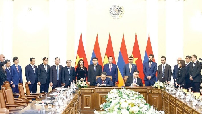 Top Vietnamese and Armenian legislators sign a cooperation agreement between the two legislatures (Photo: VNA) z6470177976036-8b929449dce63fa74a3e8e931190b62b.jpg