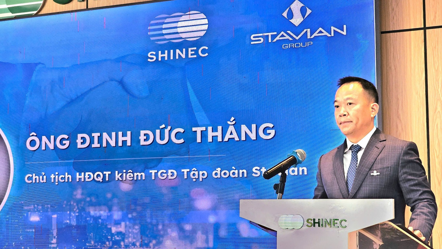 ong-dinh-duc-thang-chu-tich-hdqt-kiem-tong-giam-doc-tap-doan-stavian-phat-bieu-tai-buoi-le.jpg