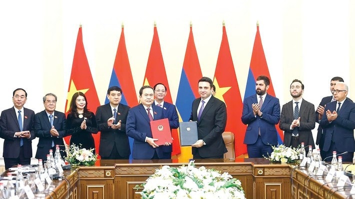 Top Vietnamese and Armenian legislators sign a cooperation agreement between the two legislatures (Photo: VNA) z6470178008341-7b860f6b725532d2462b89da228ff8f5.jpg