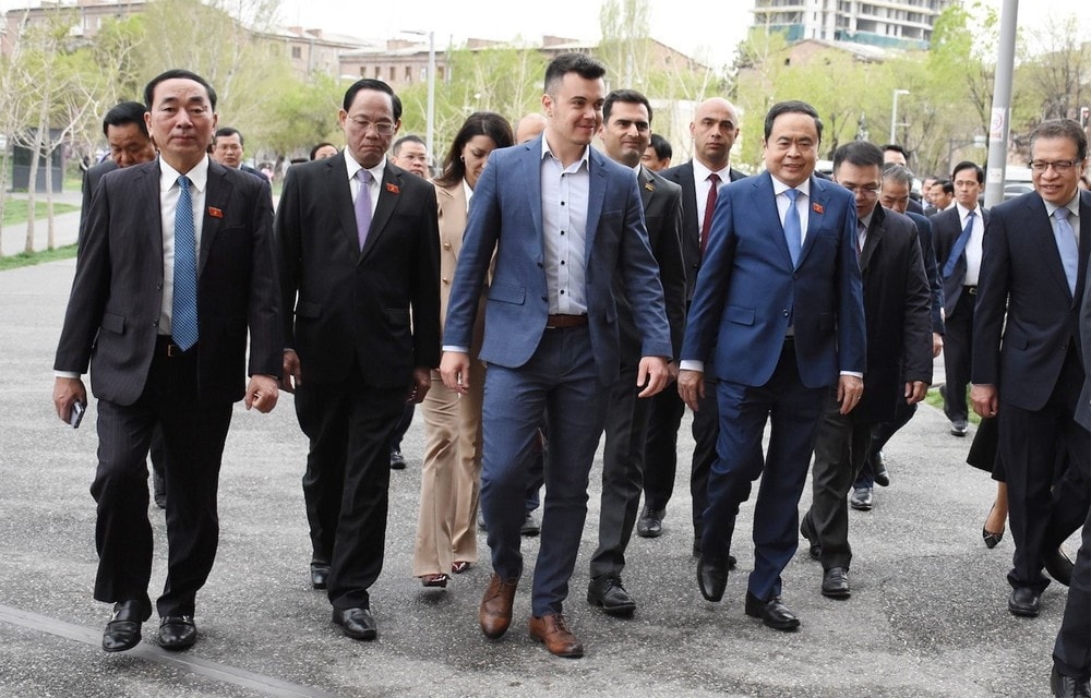 National Assembly Chairman Tran Thanh Man (R) welcomed by TUMO centre leaders (Photo: Lam Giang) img-9010.jpg