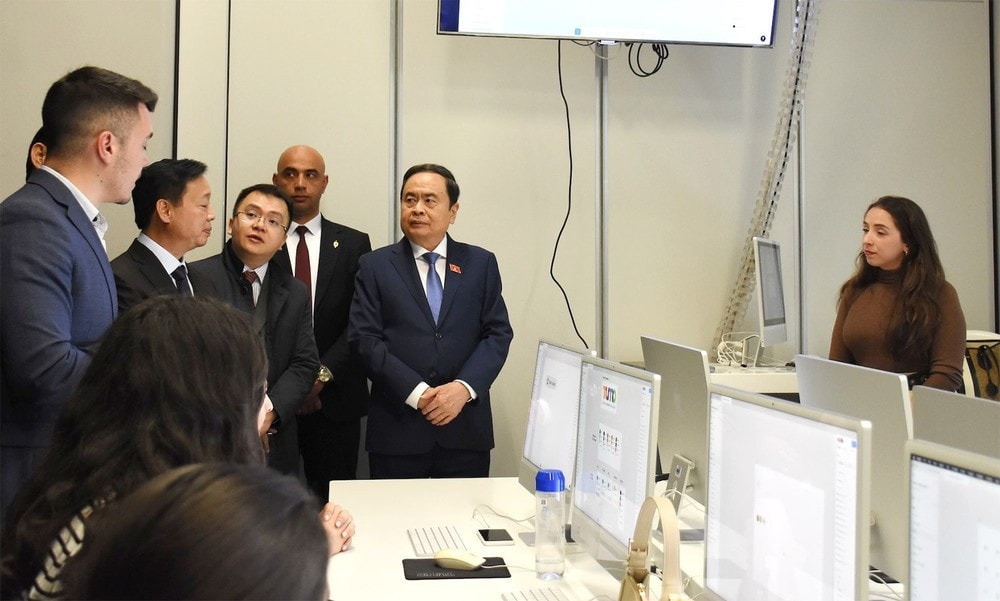 National Assembly Chairman Tran Thanh Man and the Vietnamese NA delegation visit TUMO Centre for Creative Technologies (Photo: Lam Giang) img-9011.jpg