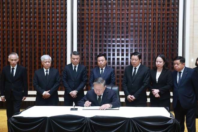 Party General Secretary To Lam writes on the condolence book (Photo: VNA) Party General Secretary To Lam writes on the condolence book (Photo: VNA)