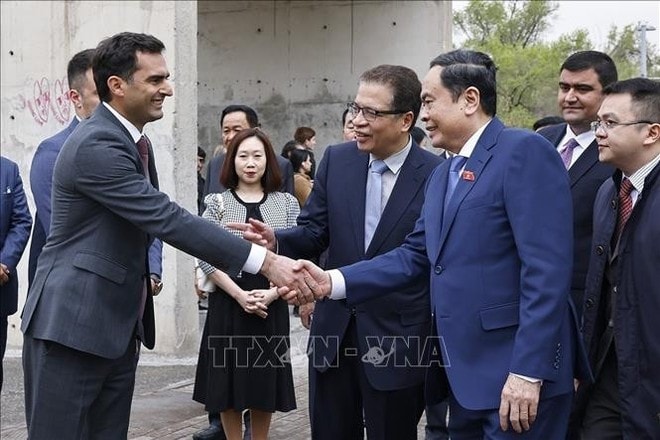 National Assembly Chairman Tran Thanh Man (R) welcomed by TUMO centre leaders (Photo: VNA) tran-thanh-man-2.jpg