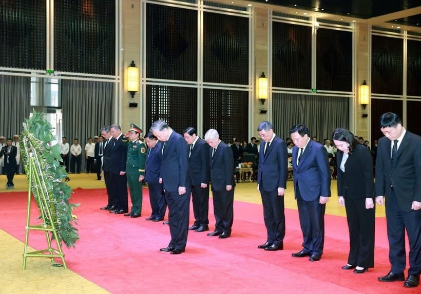 Party General Secretary To Lam leads a high-ranking Vietnamese delegation to pay their final respects to Gen. Khamtay Siphandone (Photo: VNA) z6470714823258-f53ea084197baade3f4c9d3f2c7dd162.jpg