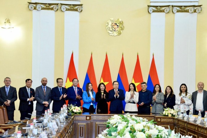 NA Chairman Tran Thanh Man in a group photo at the meeting (Photo: VNA) viber-image-2025-04-03-16-11-34-221.jpg
