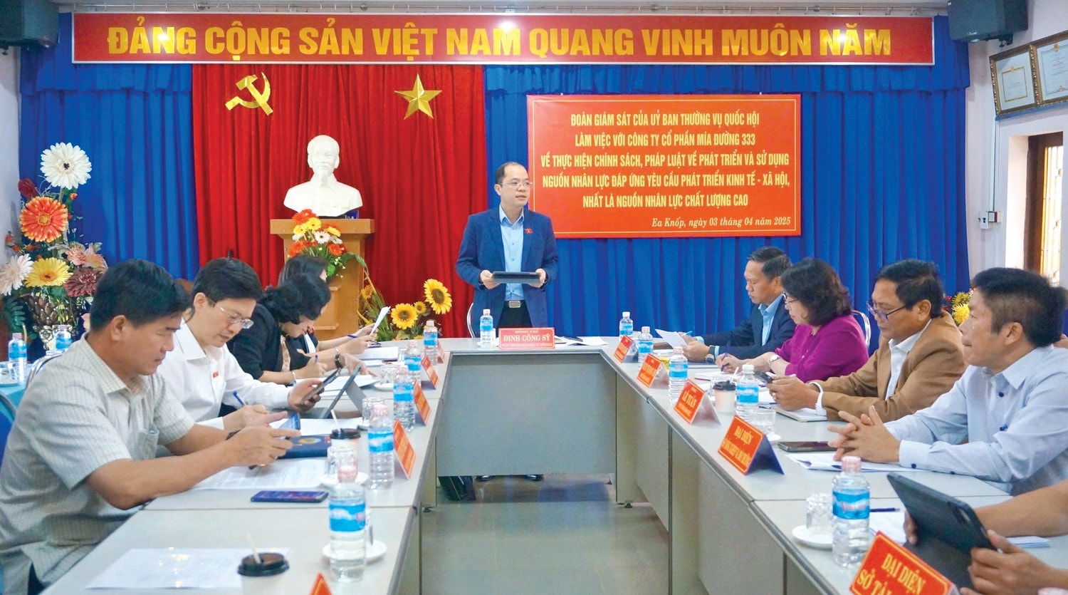 Quang cảnh buổi làm việc