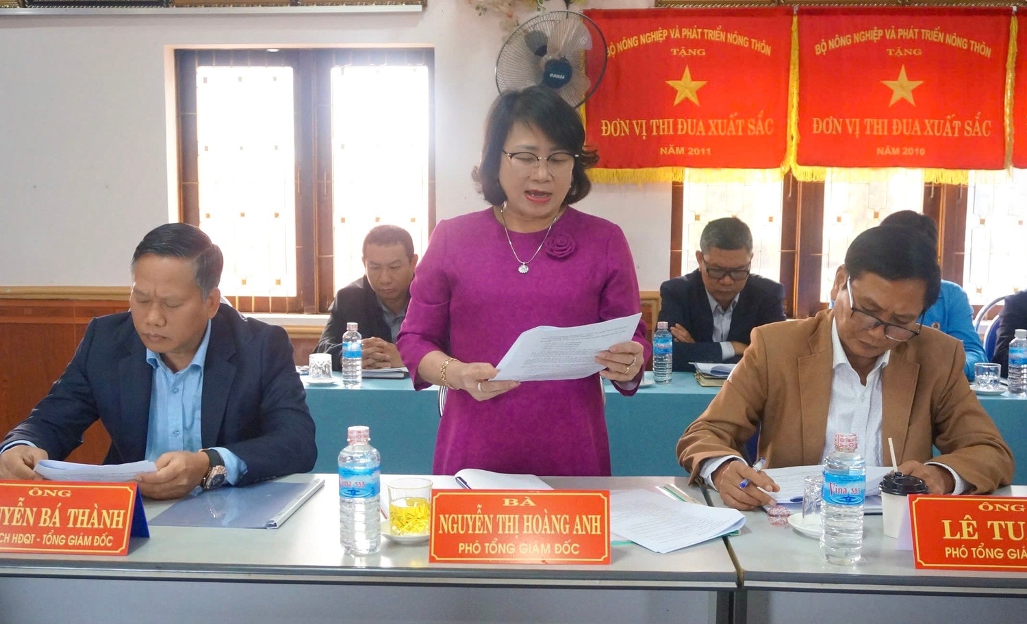 Đại diện lãnh đạo Công ty cổ phần Mía đường 333 báo cáo với Đoàn giám sát