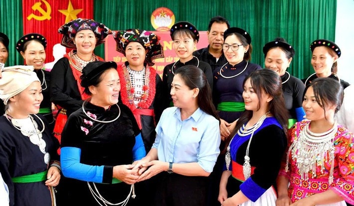 Phó Bí thư Thường trực Tỉnh ủy, Chủ tịch HĐND tỉnh Lê Thị Kim Dung tiếp xúc cử tri tại xã Minh Hương, huyện Hàm Yên. Ảnh: Ngọc Hưng