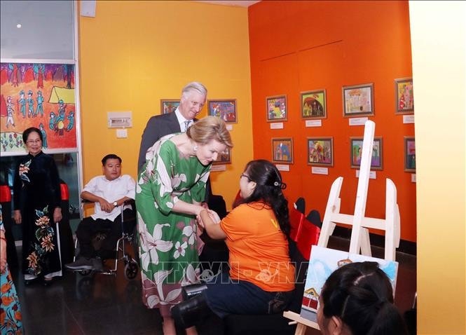 Nhà vua Bỉ Philippe và Hoàng hậu Mathild gặp gỡ nạn nhân chất độc da cam/dioxin.