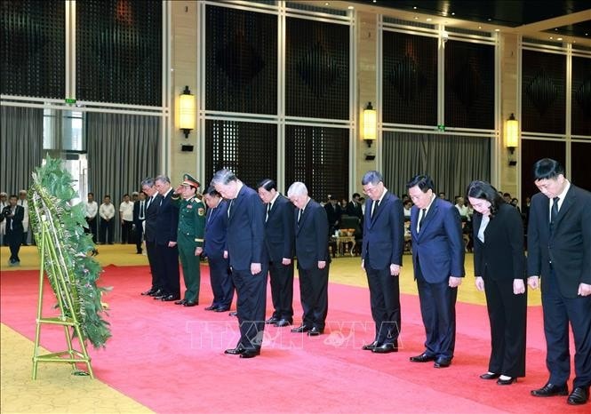 Tổng Bí thư Tô Lâm dẫn đầu Đoàn đại biểu cấp cao của Đảng, Nhà nước Việt Nam viếng nguyên Chủ tịch Đảng Nhân dân Cách mạng Lào, nguyên Chủ tịch nước Cộng hoà Dân chủ Nhân dân Lào Khamtay Siphandone. Ảnh: Thống Nhất/TTXVN