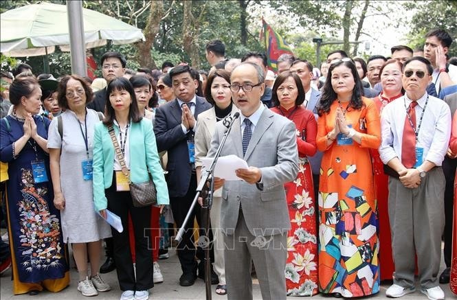 Chủ nhiệm Ủy ban Nhà nước về người Việt Nam ở nước ngoài Nguyễn Trung Kiên báo cáo kết quả đã đạt được trong năm 2024 của Đoàn kiều bào trước các Vua Hùng tại Đền Thượng. Ảnh: Tạ Toàn/TTXVN