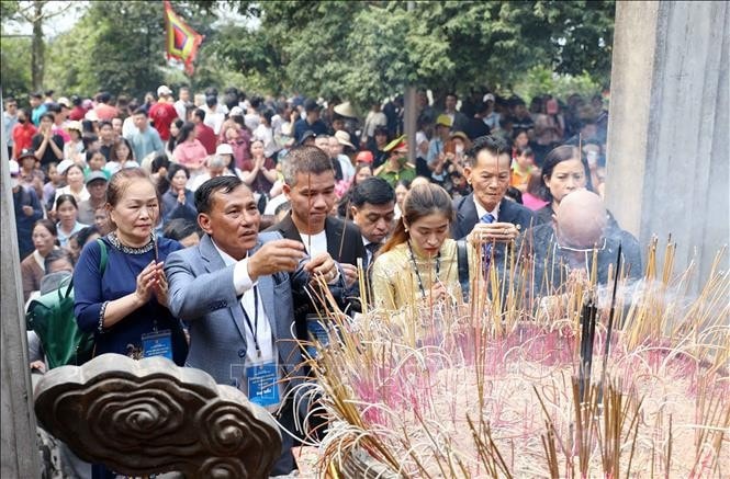 Chủ nhiệm Ủy ban Nhà nước về người Việt Nam ở nước ngoài Nguyễn Trung Kiên cùng kiều bào dâng hương tưởng niệm các Vua Hùng tại đền Thượng. Ảnh: Tạ Toàn/TTXVN