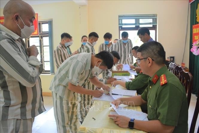 Các công dân sau khi nhận quyết định đặc xá được trao căn cước công dân để trở về tái hòa nhập cộng đồng. Ảnh: Thanh Vân/TTXVN