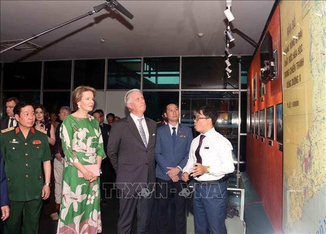 Nhà vua Bỉ Philippe và Hoàng hậu Mathild tham quan Phòng trưng bày chuyên đề “Hậu quả chất độc da cam trong chiến tranh xâm lược của Mỹ ở Việt Nam” tại Bảo tàng Chứng tích chiến tranh.