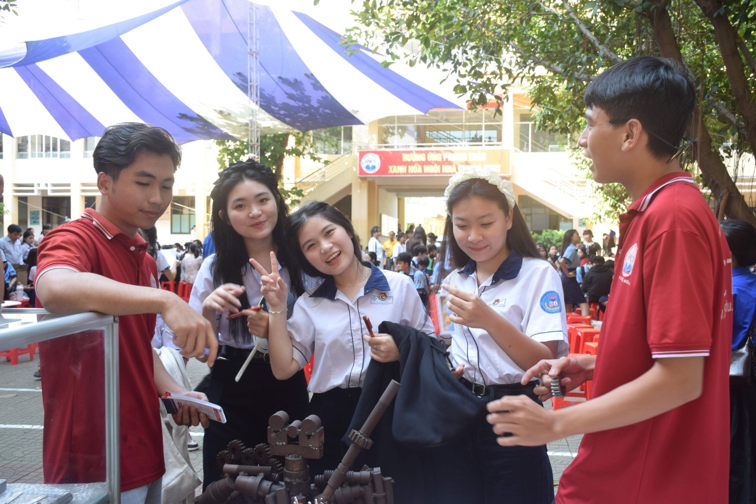 Học sinh Trường THPT Đức Linh (Bình Thuận) tại Ngày hội tham quan, tư vấn và hướng nghiệp năm 2025 do Trường Cao đẳng Kỹ Nghệ II tổ chức