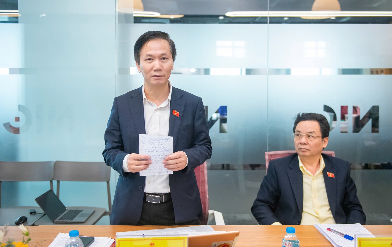 Phó Chủ nhiệm Ủy ban Văn hóa và Xã hội Lâm Văn Đoan chủ trì cuộc làm việc