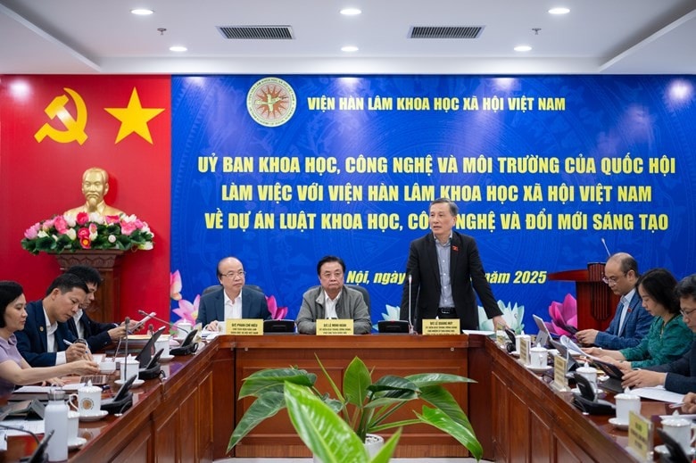 Chủ nhiệm Ủy ban Khoa học, Công nghệ và Môi trường Lê Quang Huy phát biểu