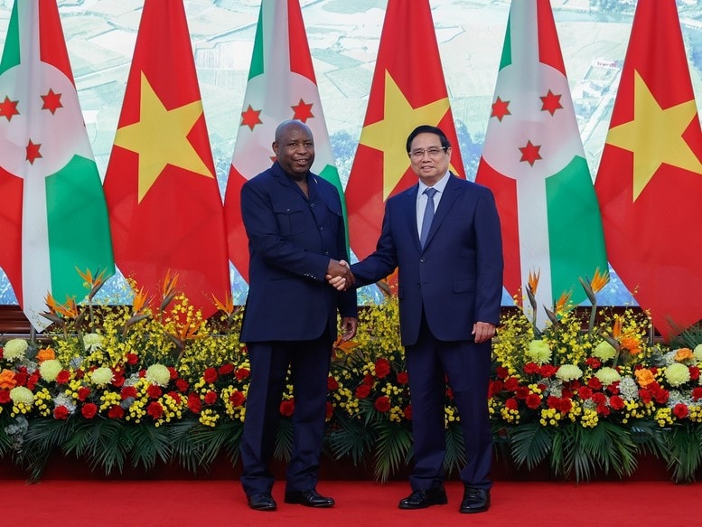 Thủ tướng Phạm Minh Chính và Tổng thống Burundi Évariste Ndayishimiye. Ảnh: VGP/Nhật Bắc