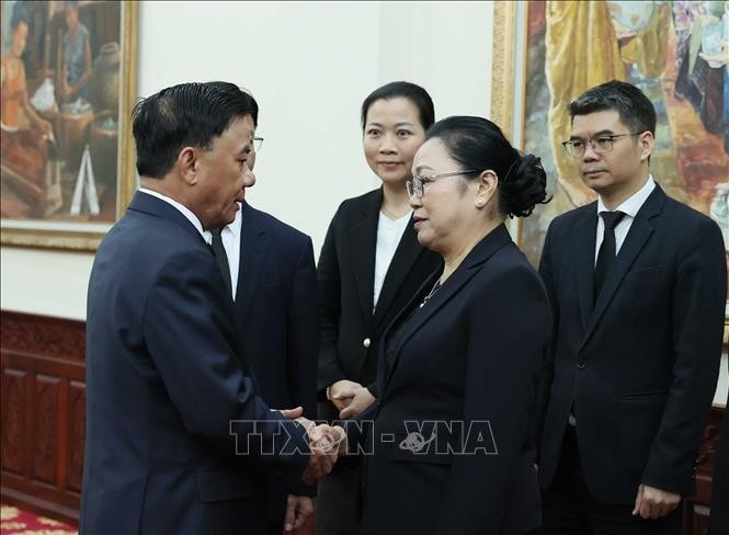 Thường trực Ban Bí thư Trần Cẩm Tú chia buồn với Đại sứ, cán bộ, nhân viên Đại sứ quán Lào tại Việt Nam. Ảnh: An Đăng/TTXVN