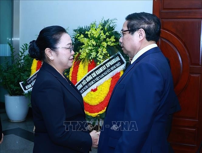 Thủ tướng Phạm Minh Chính chia buồn cùng Đại sứ Khamphao Ernthavanh và cán bộ, nhân viên Đại sứ quán CHDCND Lào tại Việt Nam. Ảnh: Dương Giang/TTXVN