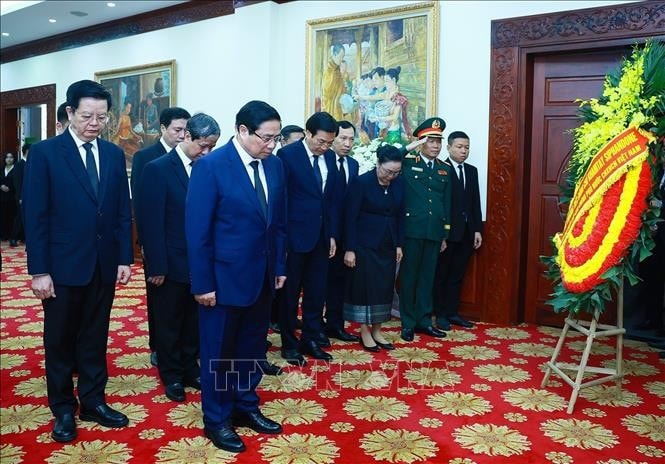 Thủ tướng Phạm Minh Chính viếng nguyên Chủ tịch Đảng Nhân dân Cách mạng Lào, nguyên Chủ tịch nước Lào Khamtay Siphandone. Ảnh: Dương Giang/TTXVN