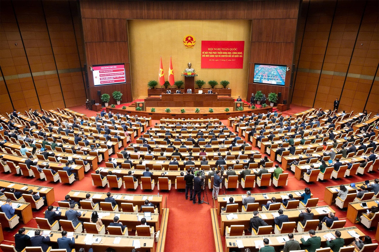 Toàn cảnh Hội nghị Hội nghị toàn quốc về đột phá phát triển khoa học, công nghệ, đổi mới sáng tạo và chuyển đổi số quốc gia, ngày 13.1.2025. Ảnh: Hồ Long