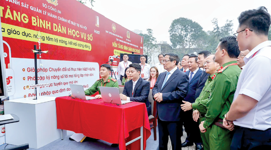 Thủ tướng Phạm Minh Chính tham quan nền tảng “Bình dân học vụ số”, ngày 26.3.2025. Ảnh: Nhật Bắc