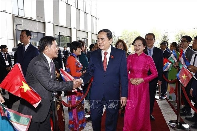 National Assembly Chairman Tran Thanh Man and his spouse Nguyen Thi Thanh Nga are welcomed by the Vietnamese community in Uzbekistan. (Photo: VNA) National Assembly Chairman Tran Thanh Man and his spouse Nguyen Thi Thanh Nga are welcomed by the Vietnamese community in Uzbekistan. (Photo: VNA)