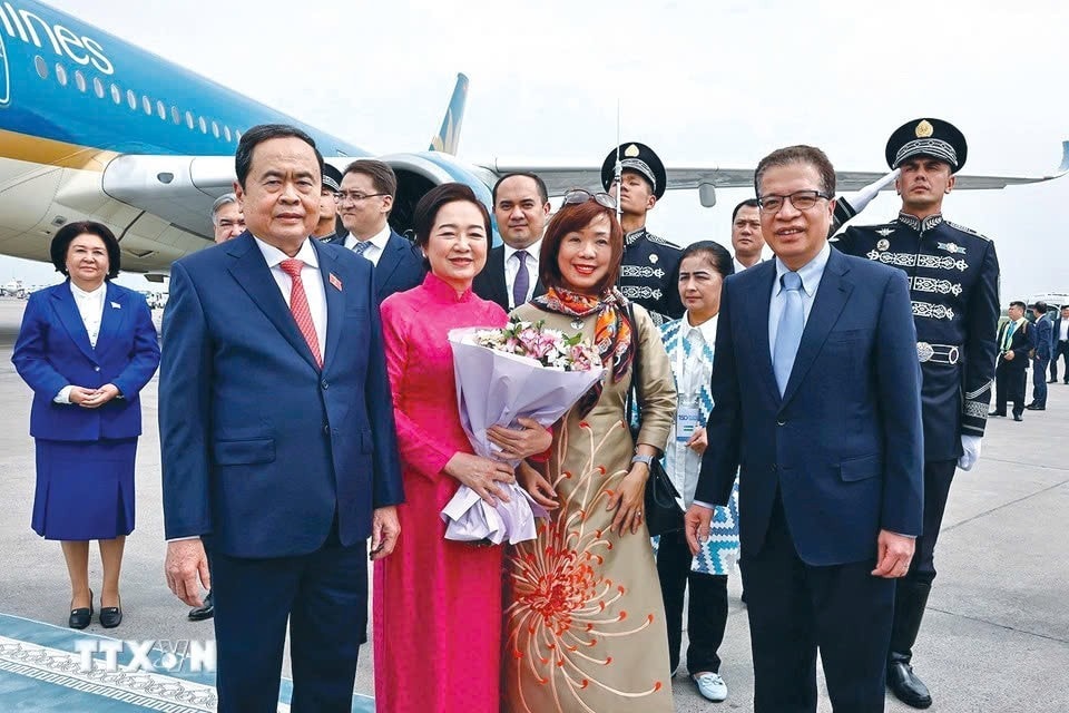 National Assembly Chairman Tran Thanh Man and his spouse Nguyen Thi Thanh Nga are welcomed by the Vietnamese community in Uzbekistan. (Photo: VNA) img-9153.jpg