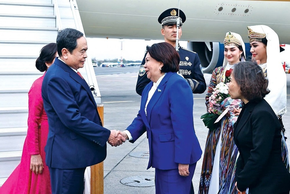 Chairwoman of the Political Council of the Adolat Social Democratic Party of Uzbekistan Makhmudova Robakhon Anvarovna (second from right) welcomes National Assembly Chairman Tran Thanh Man at the I.Karimov Tashkent International Airport. (Photo: VNA) img-9151.jpg