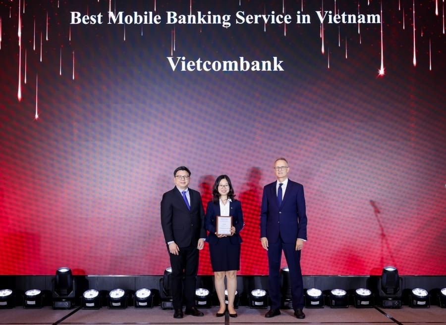 Bà Phạm Châu Loan, Phó Trưởng phòng Phát triển Kênh số và Đối tác đại diện Vietcombank nhận giải Ứng dụng Ngân hàng số tốt nhất Việt Nam 2025
