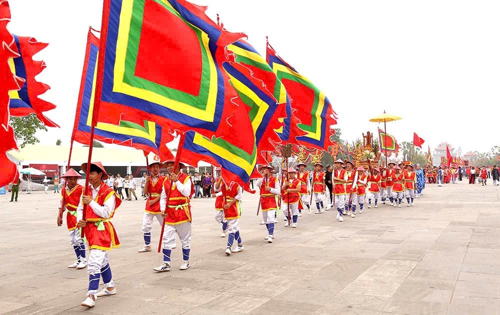Rước kiệu về đền Hùng. Ảnh: Phương Thanh
