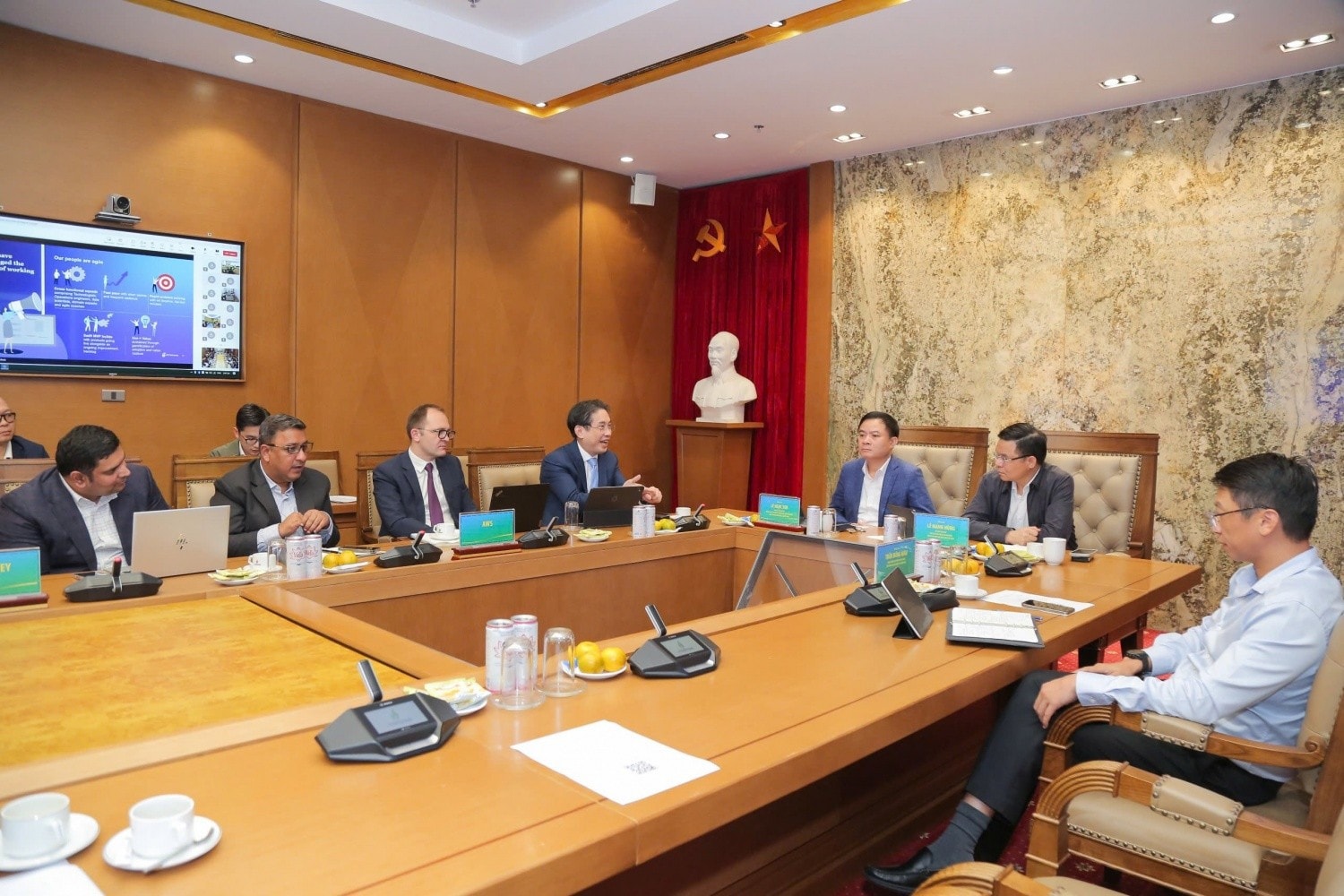 Các chuyên gia tư vấn đến từ McKinsey, AWS trao đổi tại Hội thảo.