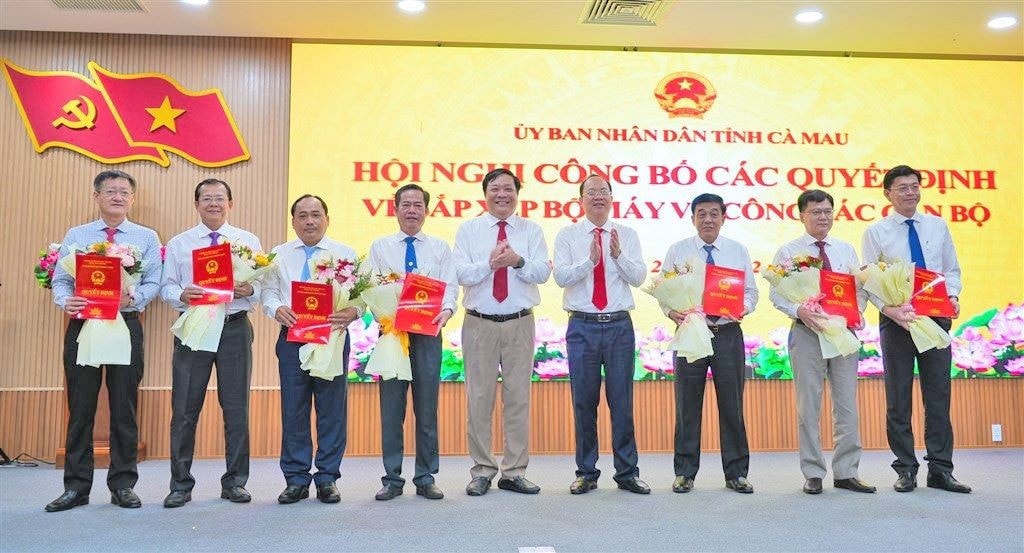 Trao quyết định cho lãnh đạo các sở của Cà Mau sau sáp nhập. Ảnh: Bích Ngọc