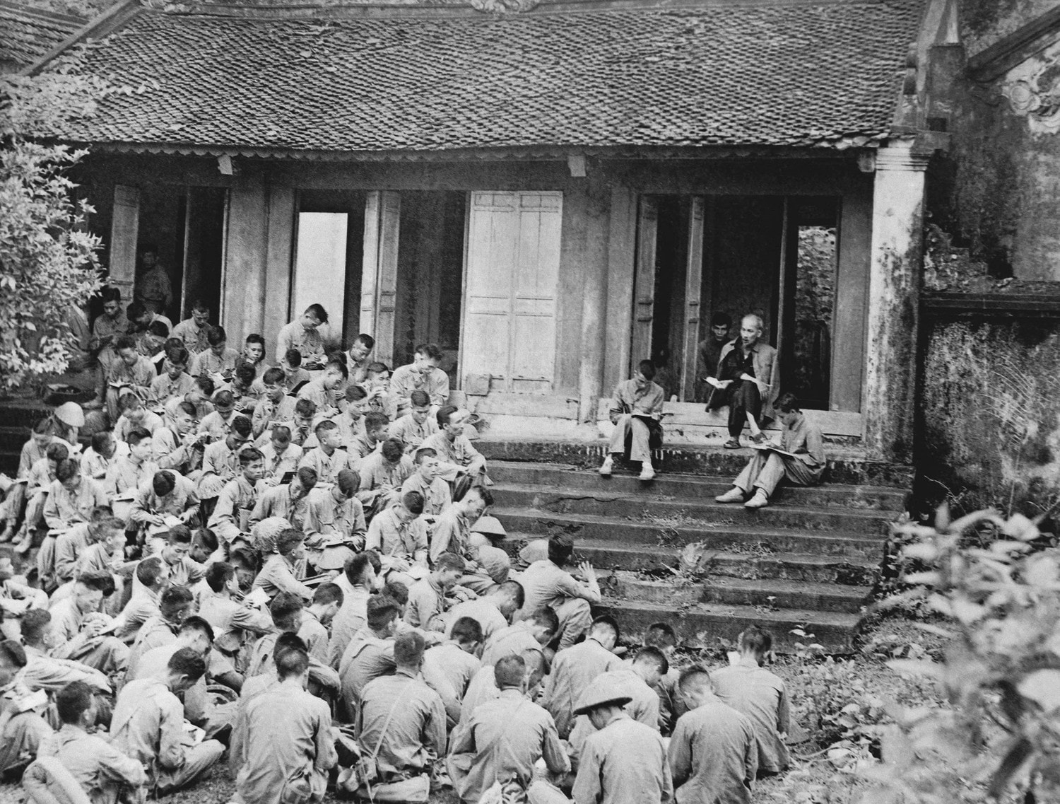 Bác Hồ nói chuyện với cán bộ Đại đoàn Quân tiên phong tại Đền Hùng, ngày 19.9.1954. Ảnh tư liệu