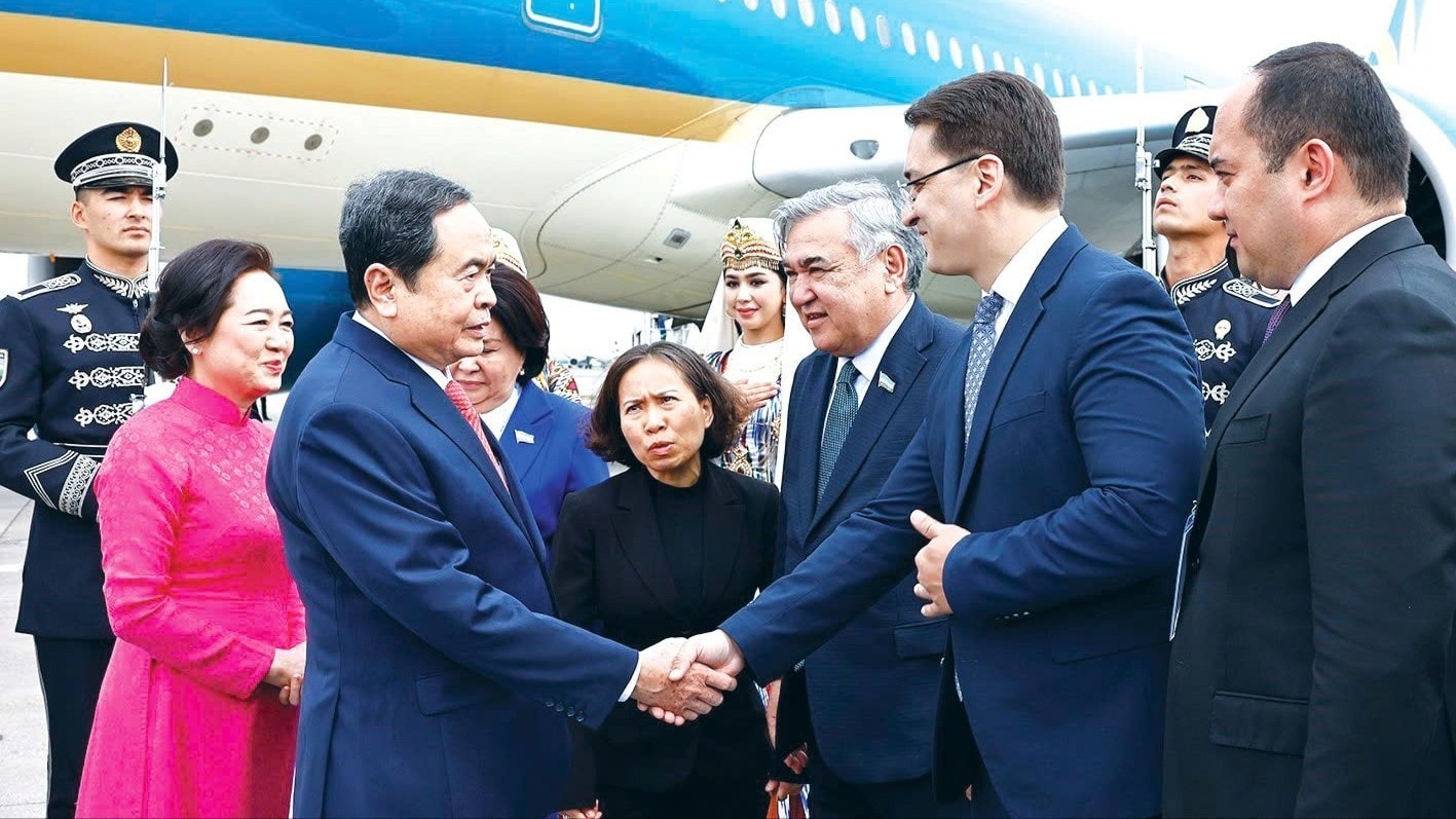 Lễ đón Chủ tịch Quốc hội Trần Thanh Mẫn và Phu nhân tại Sân bay quốc tế Islam Karimov Tashkent. Ảnh: Doãn Tấn/TTXVN