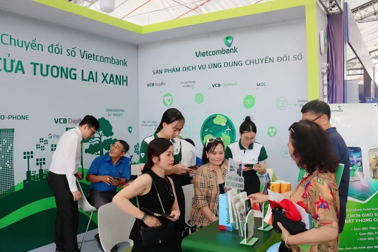 Cán bộ nhân viên Vietcombank tư vấn, giới thiệu sản phẩm, dịch vụ cho khách hàng