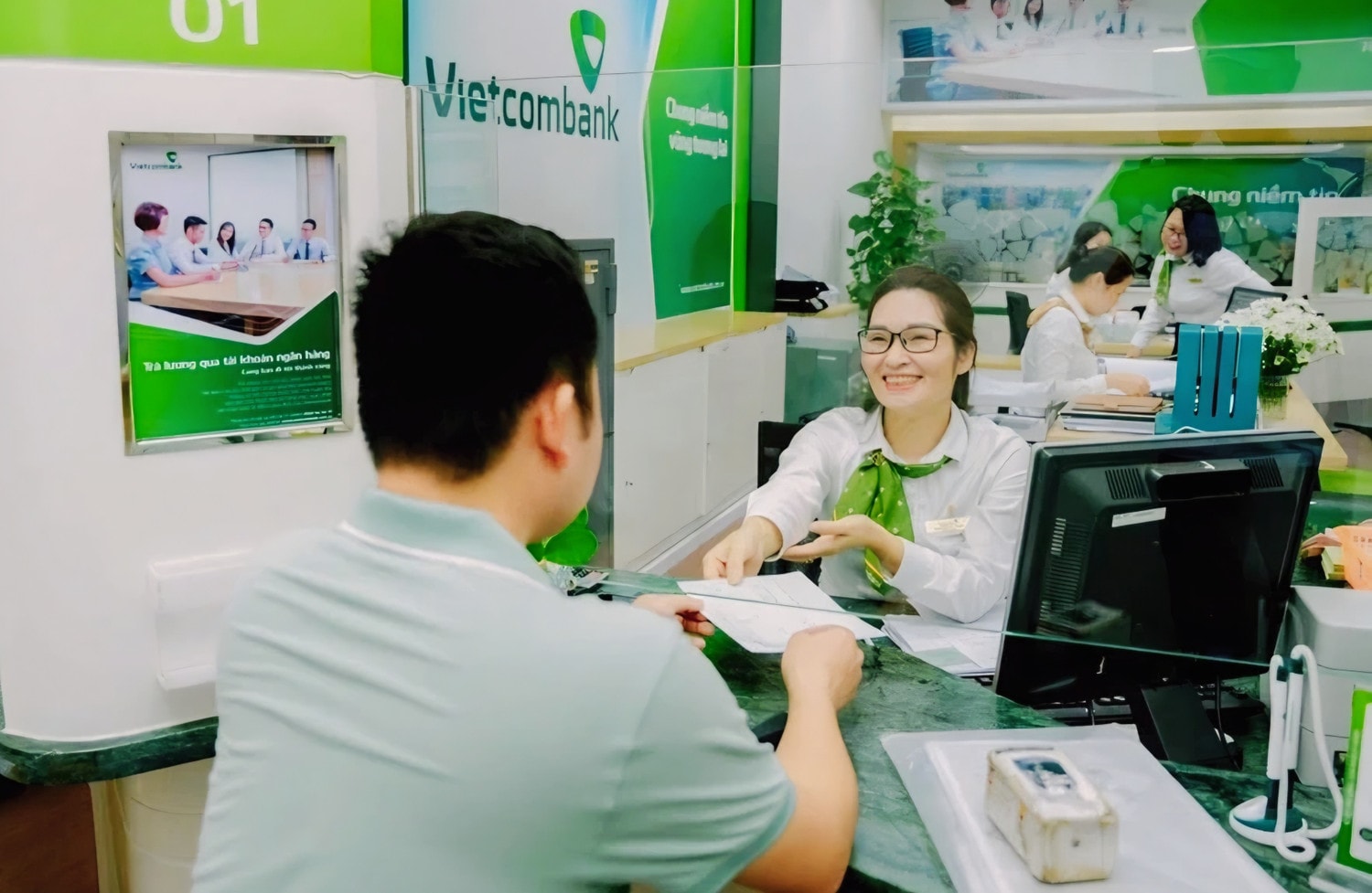 Việc giao dịch tại Ngân hàng Vietcombank ngày càng thuận lợi nhờ việc ứng dụng chuyển đổi số trong hoạt động