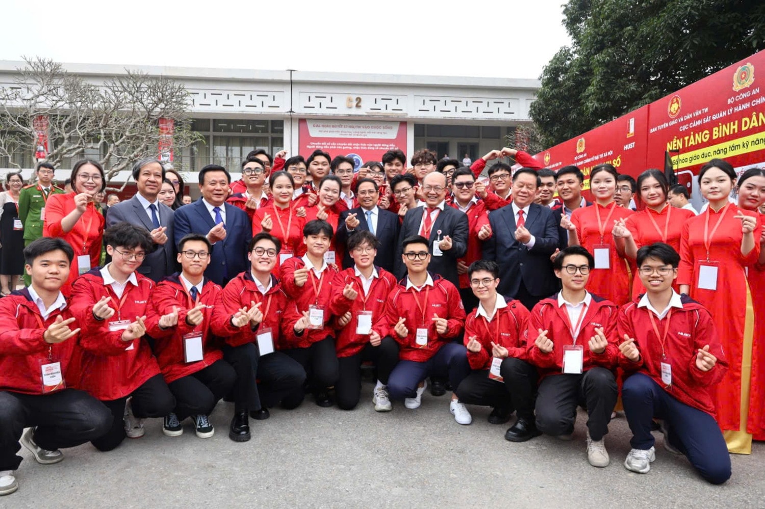 Thủ tướng Phạm Minh Chính và các đại biểu cùng sinh viên tham dự Lễ phát động phong trào “Bình dân học vụ số” , ngày 26.3
