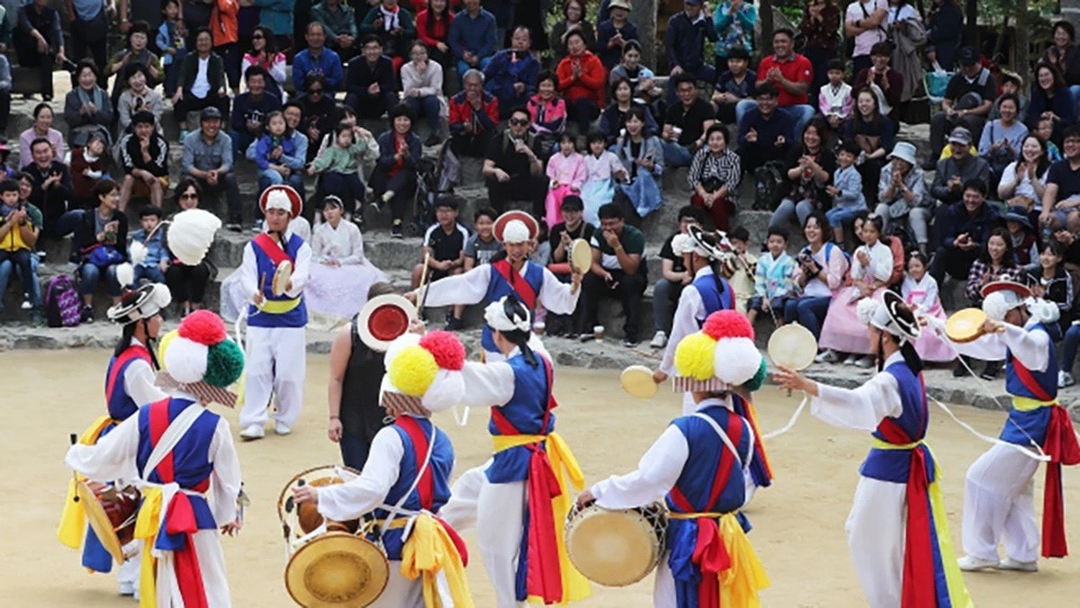 Hoạt động âm nhạc truyền thống tại làng dân tộc Hàn Quốc vào ngày lễ Chuseok - Ảnh: Yonhap. Ảnh: Yonhap