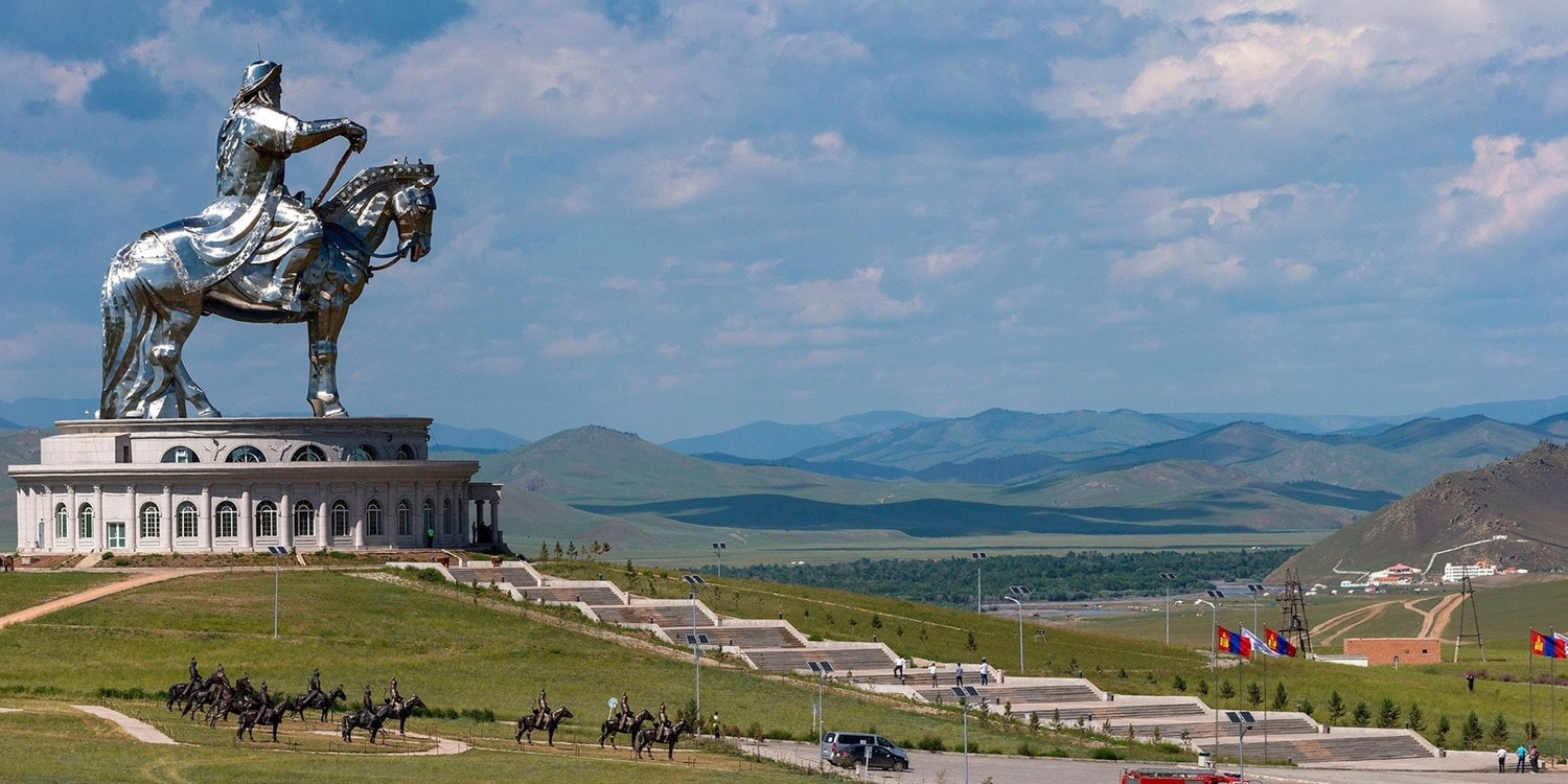 Thành Cát Tư Hãn (1162 - 1227), tên tiếng Anh là Genghis Khan, người sáng lập ra Đế chế Mông Cổ sau khi thống nhất các bộ lạc độc lập ở vùng Đông Bắc Á vào năm 1206