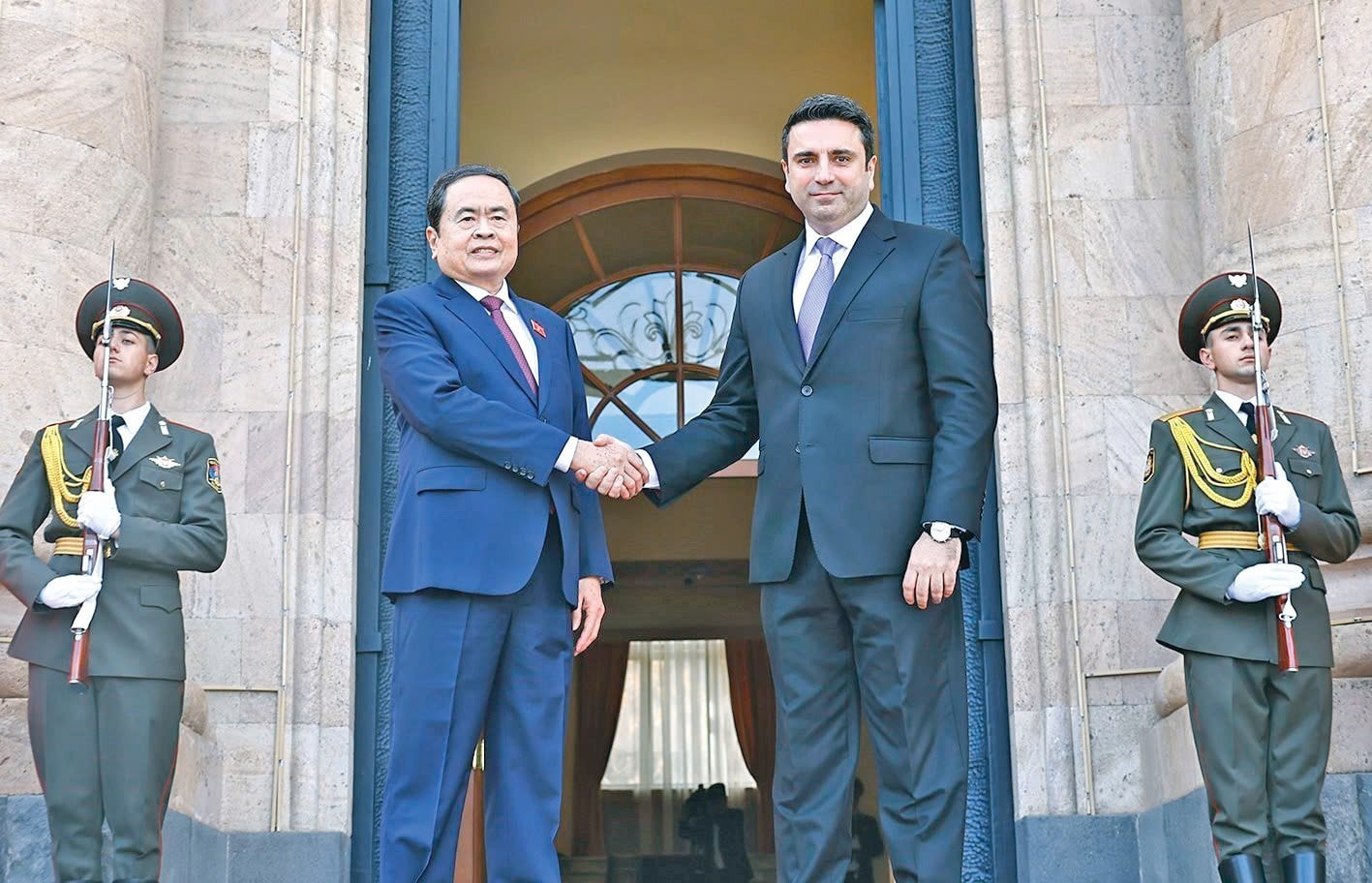 Chủ tịch Quốc hội Armenia Alen Simonyan đón Chủ tịch Quốc hội Trần Thanh Mẫn Ảnh: Doãn Tấn – TTXVN