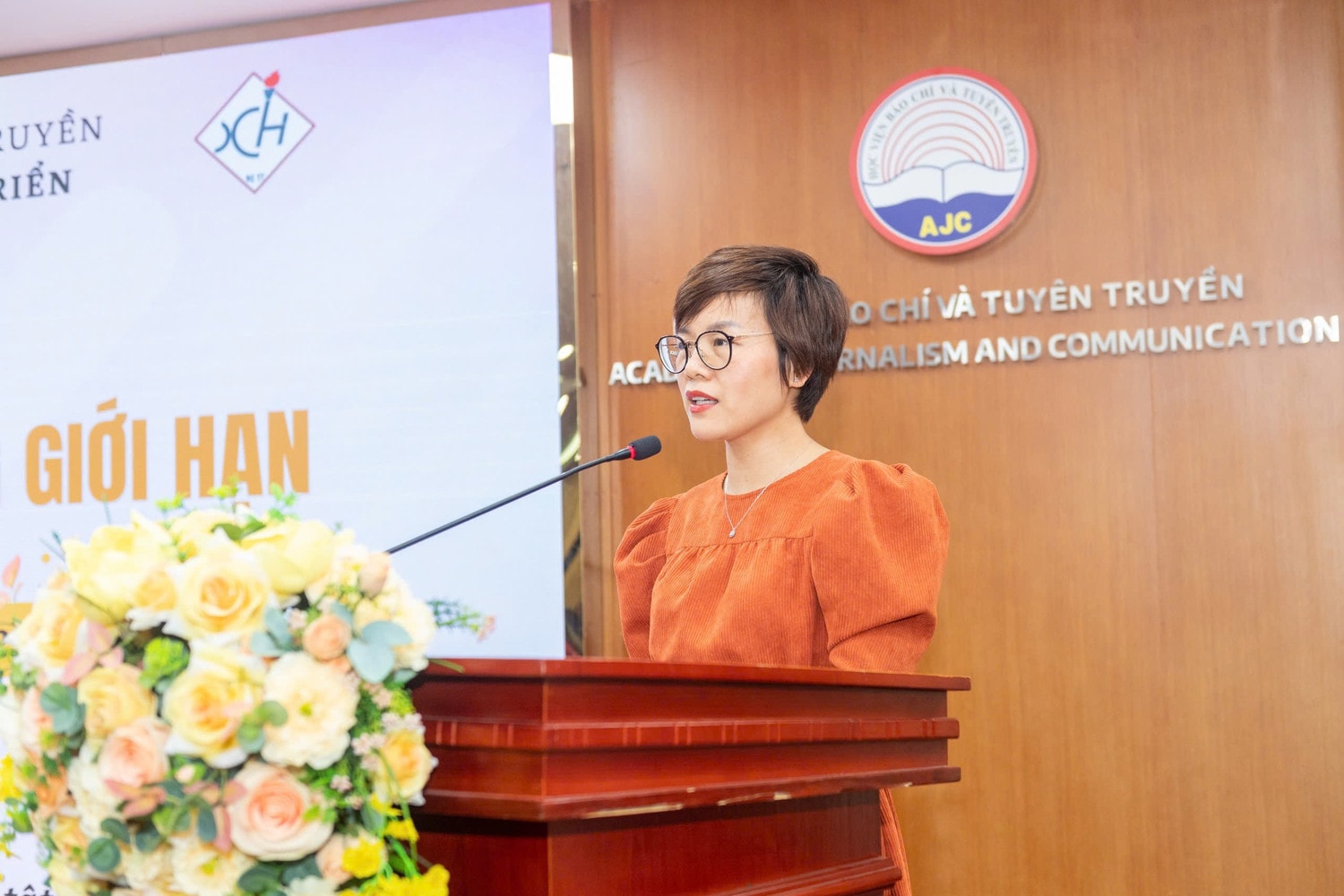 PGS.TS Phạm Hương Trà, Trưởng Khoa Xã hội học và phát triển Học viện Báo chí và Tuyên truyền phát biểu khai mạc