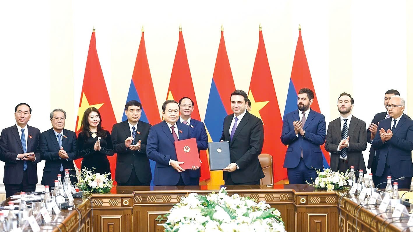 Chủ tịch Quốc hội Trần Thanh Mẫn và Chủ tịch Quốc hội Armenia Alen Simonyan ký Thỏa thuận hợp tác giữa Quốc hội hai nước. Ảnh: Doãn Tấn – TTXVN