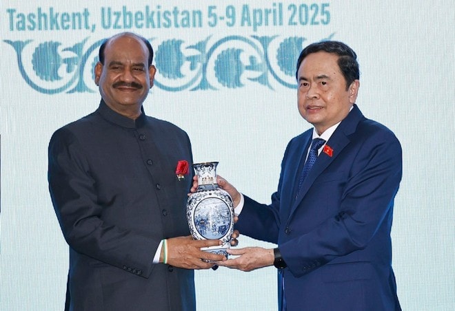 National Assembly Chairman Tran Thanh Man (R) and Speaker of the India Lok Sabha (lower house) Om Birla at their meeting on April 6. (Photo: Lam Giang) National Assembly Chairman Tran Thanh Man (R) and Speaker of the India Lok Sabha (lower house) Om Birla at their meeting on April 6. (Photo: Lam Giang)